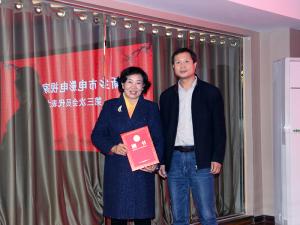 原影視家協會副主席、視界影視負責人劉獻革接受新任市影視家協會主席的聘書